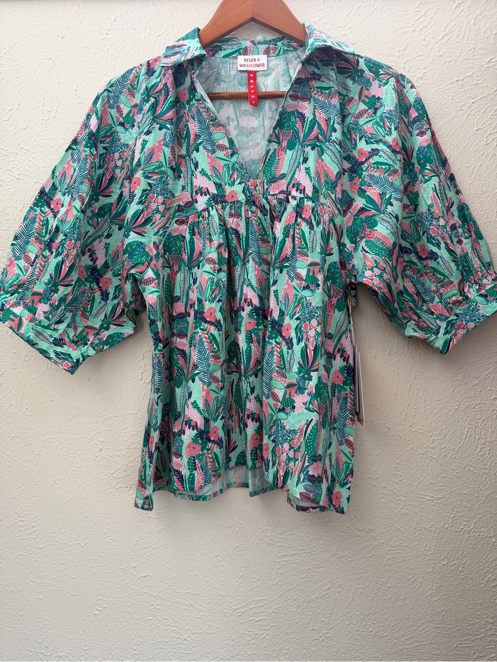 Women NEVER A WALLFLOWER NWT floral puff-sleeve Shirt Top botanical print-Small